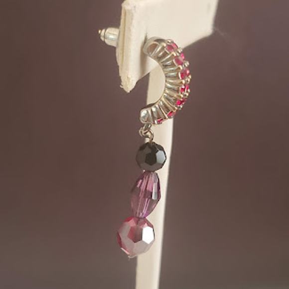 VTG Swarovski Half Hoop Pierced Earrings Deep Red Crystals and Beads Swan Signed - Picture 3 of 6